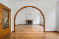 Maison bifamiliale compos&eacute;e d&rsquo;un appartement et d&rsquo;un appartement duplex, avec garage, jardin et terrasses.
L&rsquo;immeuble comprend au total 8 chambres et 3 salles de bains.

COMPOSITION :
Au premier &eacute;tage se trouve un appartement une chambre avec une 