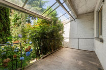 Maison bifamiliale compos&eacute;e d&rsquo;un appartement et d&rsquo;un appartement duplex, avec garage, jardin et terrasses.
L&rsquo;immeuble comprend au total 8 chambres et 3 salles de bains.

COMPOSITION :
Au premier &eacute;tage se trouve un appartement une chambre avec une 