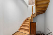 Maison bifamiliale compos&eacute;e d&rsquo;un appartement et d&rsquo;un appartement duplex, avec garage, jardin et terrasses.
L&rsquo;immeuble comprend au total 8 chambres et 3 salles de bains.

COMPOSITION :
Au premier &eacute;tage se trouve un appartement une chambre avec une 
