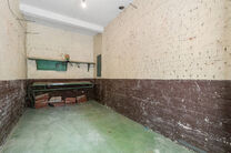 Maison bifamiliale compos&eacute;e d&rsquo;un appartement et d&rsquo;un appartement duplex, avec garage, jardin et terrasses.
L&rsquo;immeuble comprend au total 8 chambres et 3 salles de bains.

COMPOSITION :
Au premier &eacute;tage se trouve un appartement une chambre avec une 