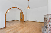 Maison bifamiliale compos&eacute;e d&rsquo;un appartement et d&rsquo;un appartement duplex, avec garage, jardin et terrasses.
L&rsquo;immeuble comprend au total 8 chambres et 3 salles de bains.

COMPOSITION :
Au premier &eacute;tage se trouve un appartement une chambre avec une 