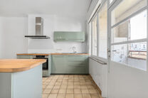 Maison bifamiliale compos&eacute;e d&rsquo;un appartement et d&rsquo;un appartement duplex, avec garage, jardin et terrasses.
L&rsquo;immeuble comprend au total 8 chambres et 3 salles de bains.

COMPOSITION :
Au premier &eacute;tage se trouve un appartement une chambre avec une 