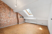 Maison bifamiliale compos&eacute;e d&rsquo;un appartement et d&rsquo;un appartement duplex, avec garage, jardin et terrasses.
L&rsquo;immeuble comprend au total 8 chambres et 3 salles de bains.

COMPOSITION :
Au premier &eacute;tage se trouve un appartement une chambre avec une 