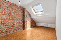 Maison bifamiliale compos&eacute;e d&rsquo;un appartement et d&rsquo;un appartement duplex, avec garage, jardin et terrasses.
L&rsquo;immeuble comprend au total 8 chambres et 3 salles de bains.

COMPOSITION :
Au premier &eacute;tage se trouve un appartement une chambre avec une 