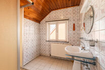 Cette spacieuse maison familiale avec 5 chambres et 2 salles de bains est situ&eacute;e dans un quartier r&eacute;sidentiel recherch&eacute; &agrave; Grimbergen, dans une rue calme en cul-de-sac. La maison offre une distribution pratique, de beaux volumes ainsi qu&rsquo;un grand gar