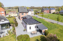 Cette maison familiale soign&eacute;e et spacieuse, comprenant 4 chambres et 2 salles de bains, est situ&eacute;e dans un quartier calme, r&eacute;sidentiel et &agrave; circulation limit&eacute;e, sur un beau terrain de 9a 12ca b&eacute;n&eacute;ficiant d&rsquo;une orientation sud-est id&eacute;ale. Gr&acirc;ce