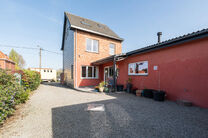 Cette maison familiale soign&eacute;e et spacieuse, comprenant 4 chambres et 2 salles de bains, est situ&eacute;e dans un quartier calme, r&eacute;sidentiel et &agrave; circulation limit&eacute;e, sur un beau terrain de 9a 12ca b&eacute;n&eacute;ficiant d&rsquo;une orientation sud-est id&eacute;ale. Gr&acirc;ce