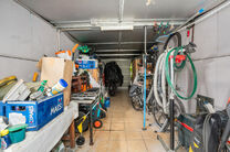Cette maison unifamiliale de 4 chambres et 2 salles de bains est situ&eacute;e dans un quartier r&eacute;sidentiel calme, avec peu de circulation.
La propri&eacute;t&eacute; dispose d&rsquo;un grand jardin orient&eacute; sud-ouest, offrant une vue verdoyante et champ&ecirc;tre.
Gr&acirc;ce &agrave; sa si