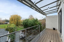 Cette maison familiale &eacute;conome en &eacute;nergie, pr&ecirc;te &agrave; emm&eacute;nager, dispose de 4 &agrave; 5 chambres et se situe dans le village rural de Humbeek, entit&eacute; de Grimbergen, sur une belle parcelle de 711 m&sup2;. La propri&eacute;t&eacute; comprend un garage int&eacute;gr&eacute; ainsi qu&rsquo;un