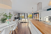 Cette maison familiale &eacute;conome en &eacute;nergie, pr&ecirc;te &agrave; emm&eacute;nager, dispose de 4 &agrave; 5 chambres et se situe dans le village rural de Humbeek, entit&eacute; de Grimbergen, sur une belle parcelle de 711 m&sup2;. La propri&eacute;t&eacute; comprend un garage int&eacute;gr&eacute; ainsi qu&rsquo;un