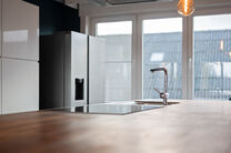 Cette maison familiale &eacute;conome en &eacute;nergie, pr&ecirc;te &agrave; emm&eacute;nager, dispose de 4 &agrave; 5 chambres et se situe dans le village rural de Humbeek, entit&eacute; de Grimbergen, sur une belle parcelle de 711 m&sup2;. La propri&eacute;t&eacute; comprend un garage int&eacute;gr&eacute; ainsi qu&rsquo;un