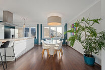 Cette maison familiale &eacute;conome en &eacute;nergie, pr&ecirc;te &agrave; emm&eacute;nager, dispose de 4 &agrave; 5 chambres et se situe dans le village rural de Humbeek, entit&eacute; de Grimbergen, sur une belle parcelle de 711 m&sup2;. La propri&eacute;t&eacute; comprend un garage int&eacute;gr&eacute; ainsi qu&rsquo;un