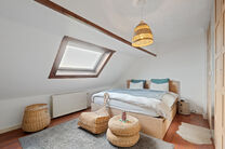 Cette maison familiale &eacute;conome en &eacute;nergie, pr&ecirc;te &agrave; emm&eacute;nager, dispose de 4 &agrave; 5 chambres et se situe dans le village rural de Humbeek, entit&eacute; de Grimbergen, sur une belle parcelle de 711 m&sup2;. La propri&eacute;t&eacute; comprend un garage int&eacute;gr&eacute; ainsi qu&rsquo;un