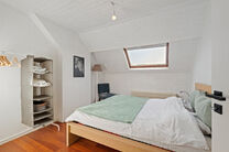 Cette maison familiale &eacute;conome en &eacute;nergie, pr&ecirc;te &agrave; emm&eacute;nager, dispose de 4 &agrave; 5 chambres et se situe dans le village rural de Humbeek, entit&eacute; de Grimbergen, sur une belle parcelle de 711 m&sup2;. La propri&eacute;t&eacute; comprend un garage int&eacute;gr&eacute; ainsi qu&rsquo;un