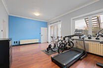 Cette maison familiale &eacute;conome en &eacute;nergie, pr&ecirc;te &agrave; emm&eacute;nager, dispose de 4 &agrave; 5 chambres et se situe dans le village rural de Humbeek, entit&eacute; de Grimbergen, sur une belle parcelle de 711 m&sup2;. La propri&eacute;t&eacute; comprend un garage int&eacute;gr&eacute; ainsi qu&rsquo;un