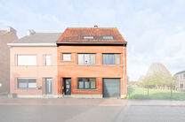 Cette maison familiale &eacute;conome en &eacute;nergie, pr&ecirc;te &agrave; emm&eacute;nager, dispose de 4 &agrave; 5 chambres et se situe dans le village rural de Humbeek, entit&eacute; de Grimbergen, sur une belle parcelle de 711 m&sup2;. La propri&eacute;t&eacute; comprend un garage int&eacute;gr&eacute; ainsi qu&rsquo;un