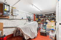 Cette maison pr&ecirc;te &agrave; emm&eacute;nager, comprenant 2 spacieuses chambres et un jardin, est situ&eacute;e dans un quartier r&eacute;sidentiel calme.

Au rez-de-chauss&eacute;e, vous trouverez un grand garage avec porte &eacute;lectrique ainsi qu&rsquo;une buanderie avec raccordements pour