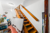 Cette maison pr&ecirc;te &agrave; emm&eacute;nager, comprenant 2 spacieuses chambres et un jardin, est situ&eacute;e dans un quartier r&eacute;sidentiel calme.

Au rez-de-chauss&eacute;e, vous trouverez un grand garage avec porte &eacute;lectrique ainsi qu&rsquo;une buanderie avec raccordements pour