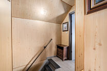 Cette charmante maison d'angle de deux chambres allie une disposition pratique &agrave; un cadre de vie agr&eacute;able. Gr&acirc;ce &agrave; sa situation en angle, elle b&eacute;n&eacute;ficie d'une belle luminosit&eacute; naturelle et d'un acc&egrave;s ais&eacute;. Elle dispose &eacute;galement d'une cave et d'