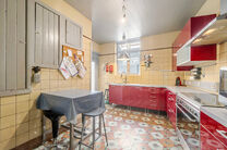 Cette maison d'angle avec 3 chambres et un garage est id&eacute;alement situ&eacute;e, &agrave; quelques pas du centre de Machelen.

DISPOSITION:
Au rez-de-chauss&eacute;e se trouve l'ancien commerce de boucherie. Vous y trouverez &eacute;galement une spacieuse salle &agrave; manger ou un b