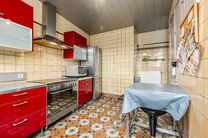 Cette maison d'angle avec 3 chambres et un garage est id&eacute;alement situ&eacute;e, &agrave; quelques pas du centre de Machelen.

DISPOSITION:
Au rez-de-chauss&eacute;e se trouve l'ancien commerce de boucherie. Vous y trouverez &eacute;galement une spacieuse salle &agrave; manger ou un b