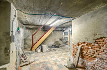 Cette maison d'angle avec 3 chambres et un garage est id&eacute;alement situ&eacute;e, &agrave; quelques pas du centre de Machelen.

DISPOSITION:
Au rez-de-chauss&eacute;e se trouve l'ancien commerce de boucherie. Vous y trouverez &eacute;galement une spacieuse salle &agrave; manger ou un b