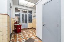 Cette maison d'angle avec 3 chambres et un garage est id&eacute;alement situ&eacute;e, &agrave; quelques pas du centre de Machelen.

DISPOSITION:
Au rez-de-chauss&eacute;e se trouve l'ancien commerce de boucherie. Vous y trouverez &eacute;galement une spacieuse salle &agrave; manger ou un b