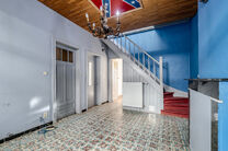 Cette maison d'angle avec 3 chambres et un garage est id&eacute;alement situ&eacute;e, &agrave; quelques pas du centre de Machelen.

DISPOSITION:
Au rez-de-chauss&eacute;e se trouve l'ancien commerce de boucherie. Vous y trouverez &eacute;galement une spacieuse salle &agrave; manger ou un b