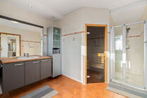 Cette spacieuse villa comprenant pas moins de 5 chambres et 3 salles de bains est situ&eacute;e dans un quartier r&eacute;sidentiel, sur un terrain de 15a85ca.

En entrant dans la maison, vous acc&eacute;dez au hall d&rsquo;entr&eacute;e avec un WC invit&eacute;s s&eacute;par&eacute;. En 2002, la pro