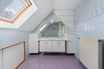 Cette spacieuse villa comprenant pas moins de 5 chambres et 3 salles de bains est situ&eacute;e dans un quartier r&eacute;sidentiel, sur un terrain de 15a85ca.

En entrant dans la maison, vous acc&eacute;dez au hall d&rsquo;entr&eacute;e avec un WC invit&eacute;s s&eacute;par&eacute;. En 2002, la pro