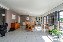 Cette maison 4 façades avec trois chambres, garage et grand jardin bénéficie d’un emplacement idéal dans un quartier résidentiel calme et familial, situé dans une rue en cul-de-sac, ce qui en fait un environnement sécurisé et adapté aux enfants