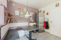 Cette maison 4 façades avec trois chambres, garage et grand jardin bénéficie d’un emplacement idéal dans un quartier résidentiel calme et familial, situé dans une rue en cul-de-sac, ce qui en fait un environnement sécurisé et adapté aux enfants