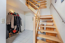 Cette maison 4 façades avec trois chambres, garage et grand jardin bénéficie d’un emplacement idéal dans un quartier résidentiel calme et familial, situé dans une rue en cul-de-sac, ce qui en fait un environnement sécurisé et adapté aux enfants