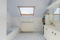Cette maison 4 façades avec trois chambres, garage et grand jardin bénéficie d’un emplacement idéal dans un quartier résidentiel calme et familial, situé dans une rue en cul-de-sac, ce qui en fait un environnement sécurisé et adapté aux enfants