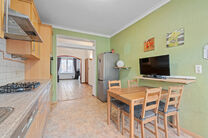 Cette maison avec trois grandes chambres et jardin est idéalement située près du centre de Vilvorde, avec de nombreux services à proximité.

AGENCEMENT:
Au rez-de-chaussée, nous accédons à la maison par un hall d’entrée avec un escalier menant 