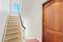 Cette maison avec trois grandes chambres et jardin est idéalement située près du centre de Vilvorde, avec de nombreux services à proximité.

AGENCEMENT:
Au rez-de-chaussée, nous accédons à la maison par un hall d’entrée avec un escalier menant 