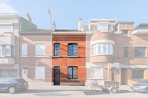 Cette maison avec trois grandes chambres et jardin est id&eacute;alement situ&eacute;e pr&egrave;s du centre de Vilvorde, avec de nombreux services &agrave; proximit&eacute;.

AGENCEMENT:
Au rez-de-chauss&eacute;e, nous acc&eacute;dons &agrave; la maison par un hall d&rsquo;entr&eacute;e avec un escalier menant 