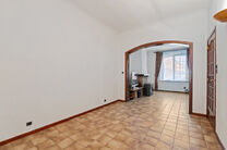 Cette maison avec trois grandes chambres et jardin est id&eacute;alement situ&eacute;e pr&egrave;s du centre de Vilvorde, avec de nombreux services &agrave; proximit&eacute;.

AGENCEMENT:
Au rez-de-chauss&eacute;e, nous acc&eacute;dons &agrave; la maison par un hall d&rsquo;entr&eacute;e avec un escalier menant 