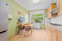 Cette maison avec trois grandes chambres et jardin est id&eacute;alement situ&eacute;e pr&egrave;s du centre de Vilvorde, avec de nombreux services &agrave; proximit&eacute;.

AGENCEMENT:
Au rez-de-chauss&eacute;e, nous acc&eacute;dons &agrave; la maison par un hall d&rsquo;entr&eacute;e avec un escalier menant 