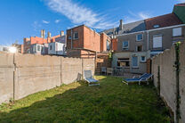 Cette maison avec trois grandes chambres et jardin est id&eacute;alement situ&eacute;e pr&egrave;s du centre de Vilvorde, avec de nombreux services &agrave; proximit&eacute;.

AGENCEMENT:
Au rez-de-chauss&eacute;e, nous acc&eacute;dons &agrave; la maison par un hall d&rsquo;entr&eacute;e avec un escalier menant 