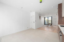 Cette maison avec 2 grandes chambres et une terrasse a &eacute;t&eacute; enti&egrave;rement r&eacute;nov&eacute;e avec des mat&eacute;riaux de haute qualit&eacute;.
Elle est situ&eacute;e dans un quartier r&eacute;sidentiel &agrave; Peutie (Vilvorde).

La composition est la suivante : Au rez-de-chauss&eacute;e se trouve