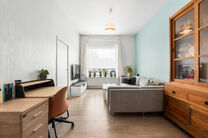 Cette maison pr&ecirc;te &agrave; emm&eacute;nager, offrant pas moins de 5 chambres, b&eacute;n&eacute;ficie d&rsquo;une excellente situation dans une rue &agrave; sens unique au calme, &agrave; proximit&eacute; imm&eacute;diate de nombreuses commodit&eacute;s.

Implant&eacute;e sur un terrain de 4a 76ca, elle dispose d&rsquo;