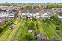 Cette maison pr&ecirc;te &agrave; emm&eacute;nager, offrant pas moins de 5 chambres, b&eacute;n&eacute;ficie d&rsquo;une excellente situation dans une rue &agrave; sens unique au calme, &agrave; proximit&eacute; imm&eacute;diate de nombreuses commodit&eacute;s.

Implant&eacute;e sur un terrain de 4a 76ca, elle dispose d&rsquo;