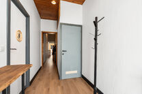 Cette maison pr&ecirc;te &agrave; emm&eacute;nager, offrant pas moins de 5 chambres, b&eacute;n&eacute;ficie d&rsquo;une excellente situation dans une rue &agrave; sens unique au calme, &agrave; proximit&eacute; imm&eacute;diate de nombreuses commodit&eacute;s.

Implant&eacute;e sur un terrain de 4a 76ca, elle dispose d&rsquo;