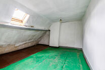 Cette spacieuse maison familiale est situ&eacute;e &agrave; proximit&eacute; du centre de Vilvorde et dispose de pas moins de 5 chambres, d&rsquo;un grenier suppl&eacute;mentaire, d&rsquo;une cave et d&rsquo;une terrasse. Gr&acirc;ce &agrave; ses beaux volumes et &agrave; ses diff&eacute;rents niveaux, la maison 