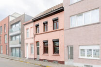 Cette spacieuse maison familiale est situ&eacute;e &agrave; proximit&eacute; du centre de Vilvorde et dispose de pas moins de 5 chambres, d&rsquo;un grenier suppl&eacute;mentaire, d&rsquo;une cave et d&rsquo;une terrasse. Gr&acirc;ce &agrave; ses beaux volumes et &agrave; ses diff&eacute;rents niveaux, la maison 