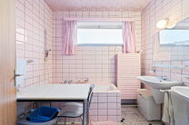 Cette solide maison de trois chambres b&eacute;n&eacute;ficie d&rsquo;un excellent emplacement &agrave; proximit&eacute; des transports en commun et de nombreuses commodit&eacute;s. Un atout majeur est son accessibilit&eacute; ais&eacute;e vers Bruxelles et le Ring de Bruxelles (R0). La maison dispos