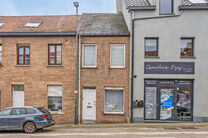 Cette maison de trois chambres avec un grand jardin sur un terrain de 310 m² est
idéalement située entre la périphérie flamande et Bruxelles, offrant d'excellentes connexions vers les deux régions.

En entrant, vous accédez au hall d'entrée, qui m