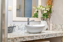 Cette spacieuse maison id&eacute;alement situ&eacute;e au c&oelig;ur de Zaventem offre 3 chambres &agrave; coucher de taille confortable, 
avec la possibilit&eacute; d&rsquo;en am&eacute;nager une 4ᵉ, 2 espaces de vie, 2 salles de bains ainsi qu&rsquo;un espace polyvalent au rez-de-chauss&eacute;e.
Un