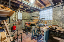 Cette spacieuse maison id&eacute;alement situ&eacute;e au c&oelig;ur de Zaventem offre 3 chambres &agrave; coucher de taille confortable, 
avec la possibilit&eacute; d&rsquo;en am&eacute;nager une 4ᵉ, 2 espaces de vie, 2 salles de bains ainsi qu&rsquo;un espace polyvalent au rez-de-chauss&eacute;e.
Un